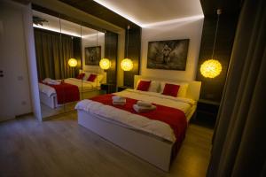 ein Hotelzimmer mit 2 Betten und einem Spiegel in der Unterkunft Hrodberht Ski Apartment in Buşteni