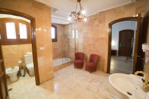 ein Badezimmer mit Badewanne, Toilette und Waschbecken in der Unterkunft Gala Placida 1923 in Granada