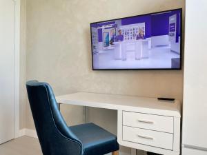 Telewizja i/lub zestaw kina domowego w obiekcie Apartament Faltom 20 Yacht Park Premium