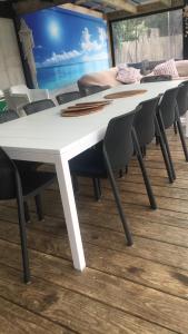 una mesa blanca con sillas en una habitación en Beach House Getaway 1, en Smiths Beach