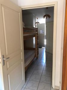 una camera con un armadio e un letto. di VARS Les Claux 05560 Appt Montagne été/hiver 4/6 P a Vars Altre 3 foto