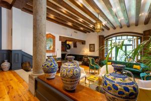 a living room with three vases on a table at La Casa del Presidente in Avila