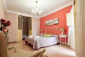 - une chambre avec un lit et un lustre dans l'établissement Racó D Onil, à Onil