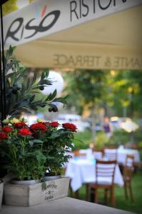 Reštaurácia alebo iné gastronomické zariadenie v ubytovaní Hotel Castle Garden