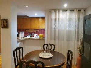 アヴェイロにあるRia de Aveiro Apartmentのキッチン(テーブル、椅子付)