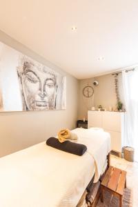 Maison Seignou في Azet: غرفة نوم بسريرين ولوحة على الحائط