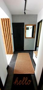 Habitación con puerta negra y alfombra de bienvenida. en JUNA2 - nowoczesny apartament w centrum z widokiem na park en Pruszków