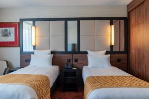 Cama ou camas em um quarto em Nash Suites Airport Hotel