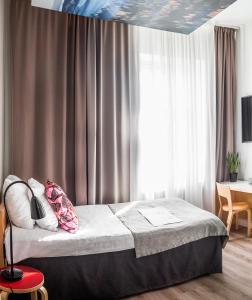 En eller flere senger på et rom på Hotel Helka