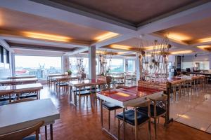 um restaurante com mesas, cadeiras e janelas em Su Ao Hotel em Suao