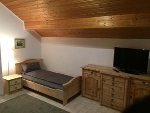 A bed or beds in a room at Komfort Wohn- und Ferienhaus JAKOBI