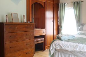 1 dormitorio con vestidor y 1 cama en Arnestown Country House, en Wellingtonbridge