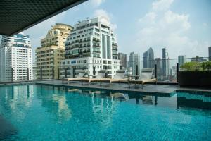 piscina con sedie e vista sulla città di Sukhumvit 11#Luxury#Pool#Gym#BTS Nana&MRT Sukhumvit#1BR#Max4ppl a Bangkok