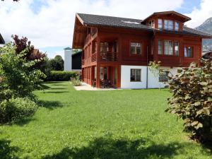 ein großes Haus mit einem Rasenplatz davor in der Unterkunft Gapartments in Garmisch-Partenkirchen