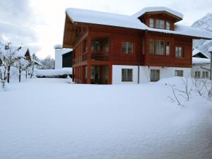 ein Haus im Schnee mit schneebedecktem Hof in der Unterkunft Gapartments in Garmisch-Partenkirchen