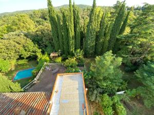 una vista aérea de una casa con piscina y árboles en Habitación del Emperador, en Bescanó