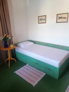 ein Bett in einem Zimmer mit einem kleinen Tisch und einem Bett sidx sidx in der Unterkunft Two-bedroom apartment with sea view in Stari Grad