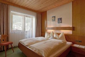 A bed or beds in a room at Ferienwohnungen Johanna