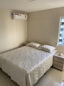 1 Schlafzimmer mit einem Bett und Klimaanlage in der Unterkunft Excelente Apto em Área HOSPITALAR - St Joana, R Portugues, Memorial, Hope, Hapvida in Recife