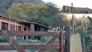 LondresLa Killuna的房屋前有标志的木门