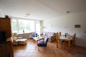 - un salon avec un canapé et une table dans l'établissement Haus Uthlande Uthlande Whg 11 Strandglück, à Wyk auf Föhr