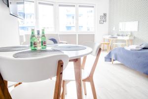 Nápoje v ubytovaní Al-Dom Apartament 112 Awangardia, 300 m do plaży w dzielnicy uzdrowiskowej