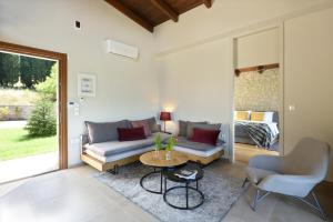 Posezení v ubytování Amfikleia Chalet by Relax in Greece