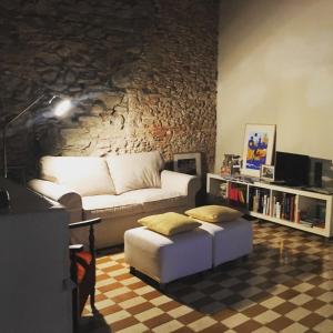 sala de estar con sofá y mesa en Priçosa Perfect Apart Cyclists&Travellers, en Girona
