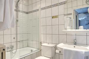 Ett badrum på Logis hôtel restaurant de Provence