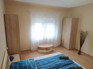 - une chambre avec un lit et une fenêtre dans l'établissement Berni Apartman, à Balatonkeresztúr