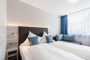 Postel nebo postele na pokoji v ubytování Westend Hotel (non-smoking)
