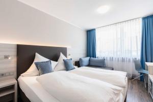 Postel nebo postele na pokoji v ubytování Westend Hotel (non-smoking)