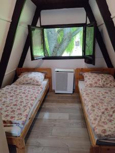 Posteľ alebo postele v izbe v ubytovaní Mátrai Vándor Apartmanok + 37 fotografií
