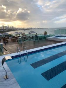 una gran piscina en la parte superior de un edificio en Flat Beira-Mar Blue Sunset, en João Pessoa