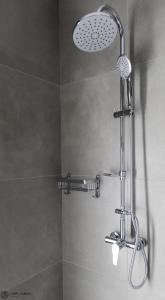 una doccia con soffione in un bagno di Corfu Garden Villas a Città di Corfù