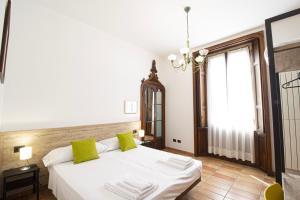 Postel nebo postele na pokoji v ubytování Hotel Tornielli 9 by LVG Hotel Collection + 37 fotografií