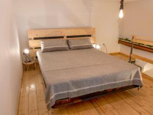 Un dormitorio con una cama grande con cabecero de madera. en Primo Piano Holiday, en Lecce