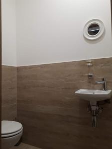 La salle de bains est pourvue d'un lavabo et de toilettes. dans l'établissement Kosice-centrum apartment, à Košice