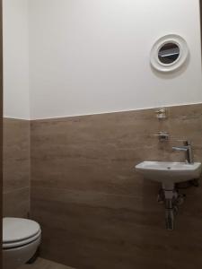 un baño con lavabo e inodoro en Kosice-centrum apartment, en Košice