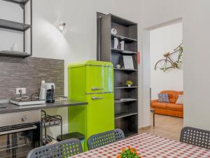 una nevera verde en una cocina con mesa en Primo Piano Holiday, en Lecce