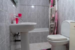 un bagno con lavandino, WC e vasca di Casa do Palheiro a Campo do Gerês