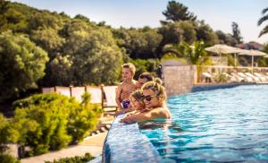 Bazén v ubytovaní Aminess Vival Port9 Resort alebo v jeho blízkosti