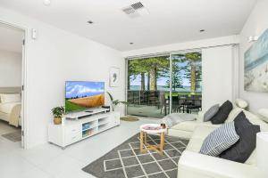 Svetainės erdvė apgyvendinimo įstaigoje Luxury beachfront apartment at The Breeze - Free Wifi