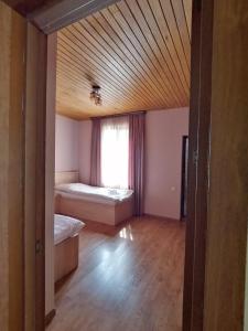 Letto o letti in una camera di Lisaneli