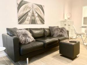 a black leather couch in a living room at 3-Raum Apartment Quartier57 Hamburg-Eppendorf in Hamburg