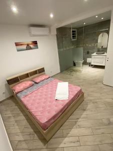 - une chambre avec un grand lit et une salle de bains dans l'établissement La Villa Navidad, à Ducos