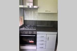 A kitchen or kitchenette at La Magnolia