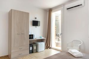 sypialnia z łóżkiem i szafką z telewizorem w obiekcie San Vincenzo Rooms Vigonza w mieście Vigonza