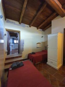 een kamer met 2 bedden en een raam in een gebouw bij Il Palazzo delle Rondini in Magliano deʼ Marsi