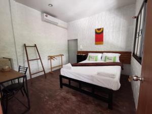 Un pat sau paturi într-o cameră la Baan Rock Inn